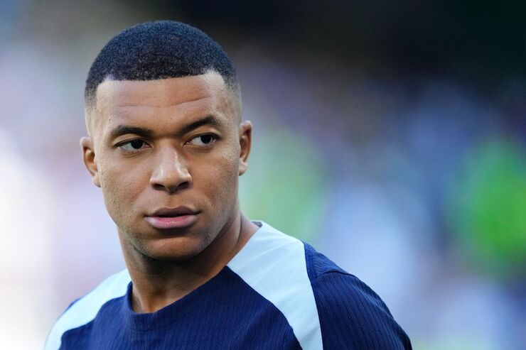 Mbappé recibe coche de lujo del Real Madrid pero aún no tiene carnet de conducir