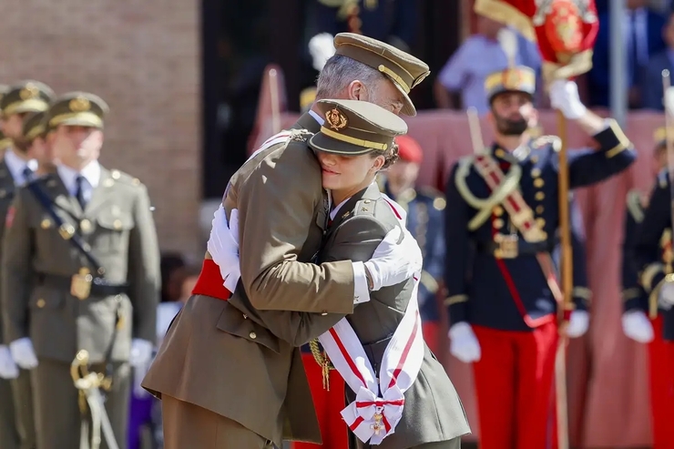 El rey Felipe y la reina Letizia: análisis del gesto simbólico de la mano en compromisos oficiales