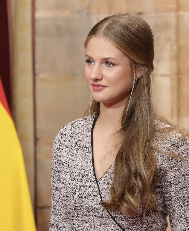 Crisis para la princesa Leonor: polémica por gesto hacia la reina Sofía tras premios 2024