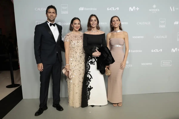 Íñigo Onieva se ausenta del photocall familiar mientras Isabel Preysler brilla en gala de Madrid