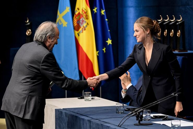 Joan Manuel Serrat regresa al escenario benéfico para ayudar a los afectados por la DANA