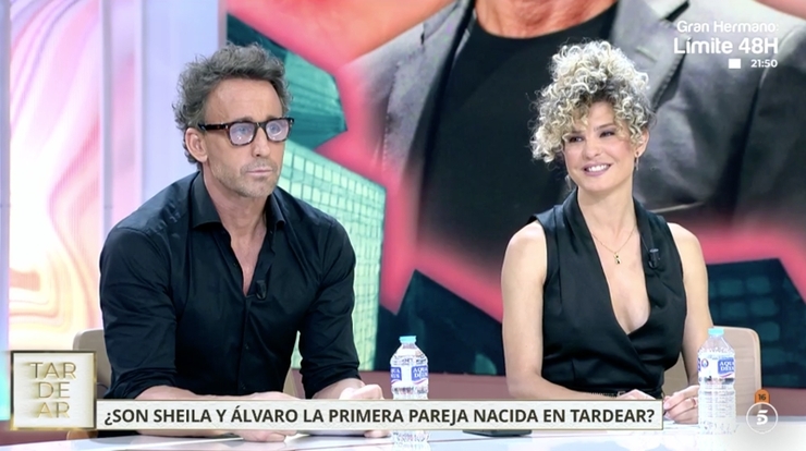 Álvaro Muñoz Escassi y Sheila Casas confirman su amistad en el programa 'TardeAR'  