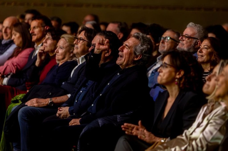 Víctor Manuel deslumbra en el Teatro Real junto a su hijo músico y con Ana Belén entre los asistentes