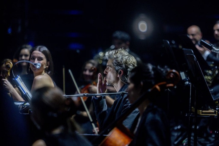 Víctor Manuel deslumbra en el Teatro Real junto a su hijo músico y con Ana Belén entre los asistentes