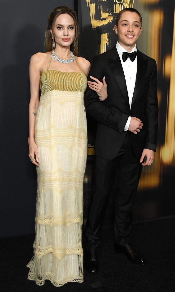 Knox Jolie-Pitt sorprende en los Governors Awards junto a su madre Angelina Jolie con un estilo elegante