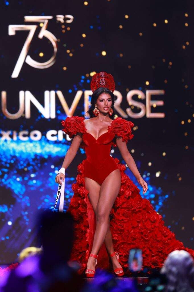 Kjær Theilvig, representante de Dinamarca, corona como Miss Universo 2024 a sus 21 años