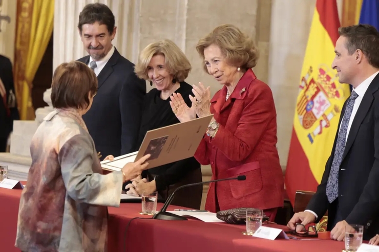 La reina Sofía deslumbra en rojo y se convierte en inspiración navideña en Premios de Poesía Iberoamericana