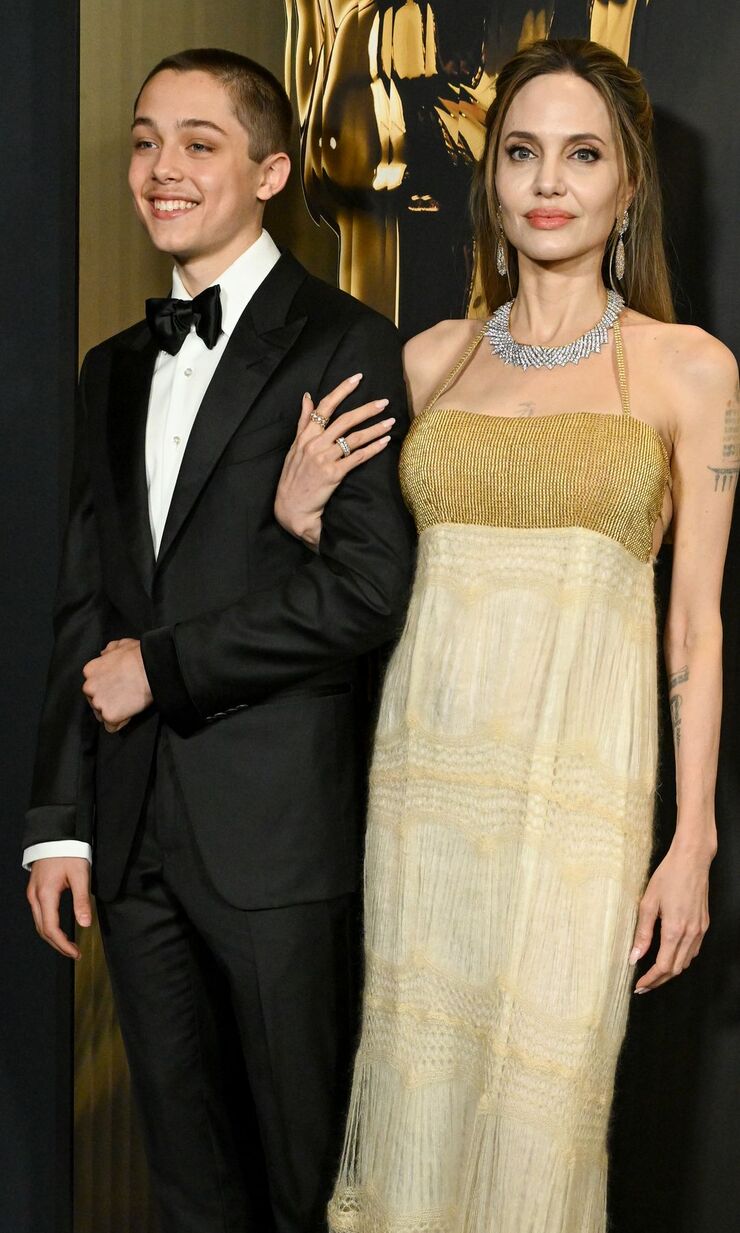 Knox Jolie-Pitt sorprende en los Governors Awards junto a su madre Angelina Jolie con un estilo elegante