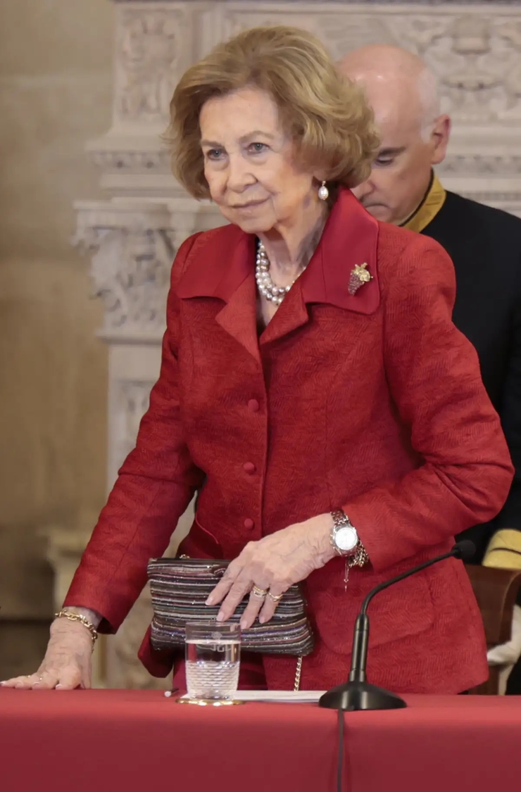 La reina Sofía deslumbra en rojo y se convierte en inspiración navideña en Premios de Poesía Iberoamericana