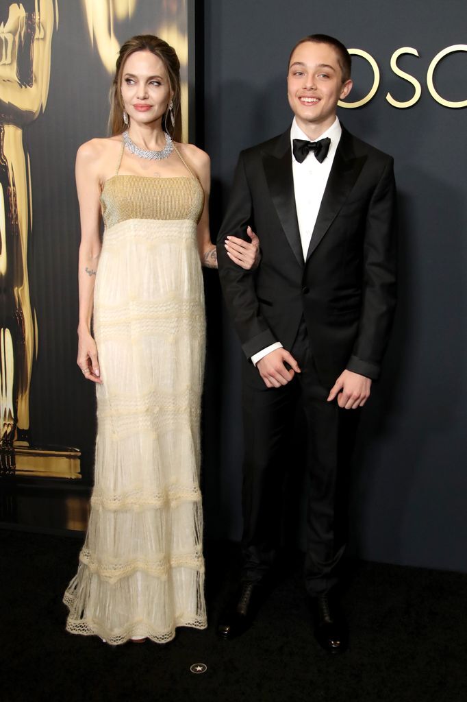 Knox Jolie-Pitt sorprende en los Governors Awards junto a su madre Angelina Jolie con un estilo elegante