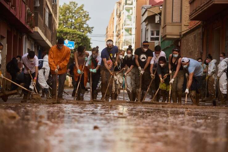 Encuentro conmovedor entre sanitarios y madre que dio a luz durante la DANA en Valencia