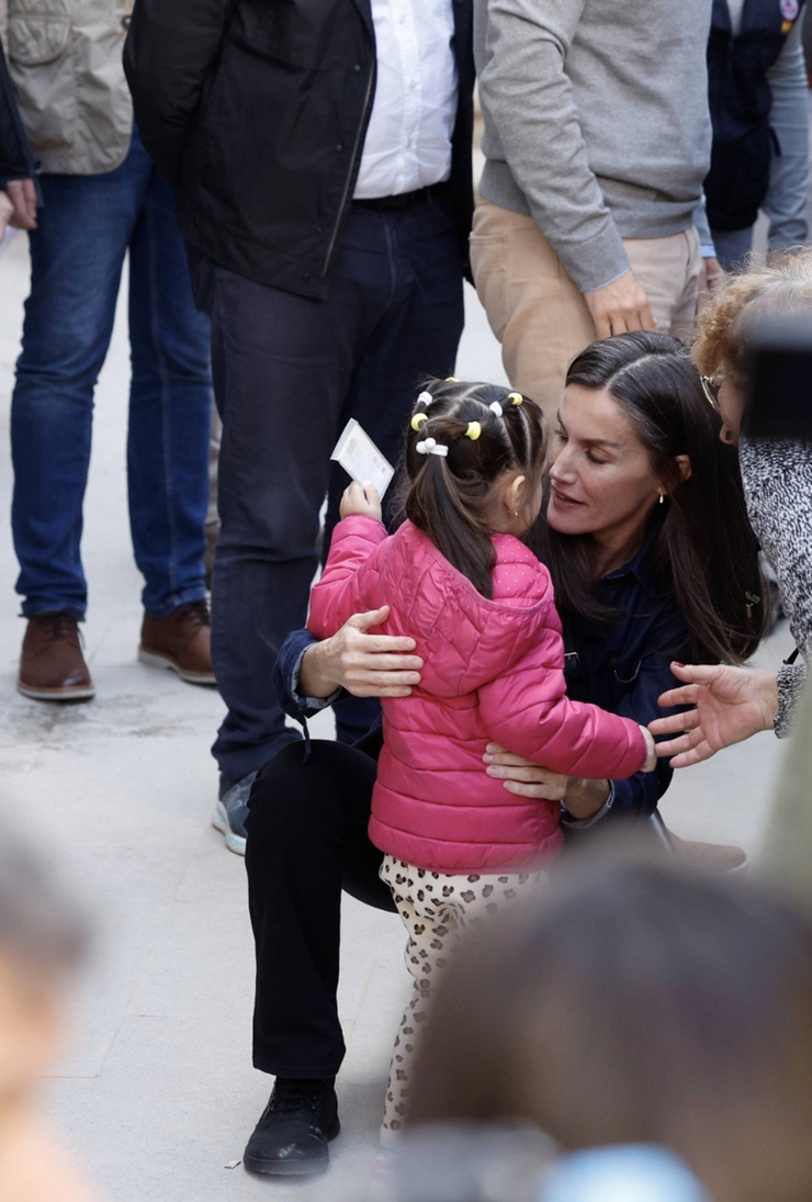 Reyes Letizia y Felipe apoyan a víctimas de riada en su emotiva visita a Chiva