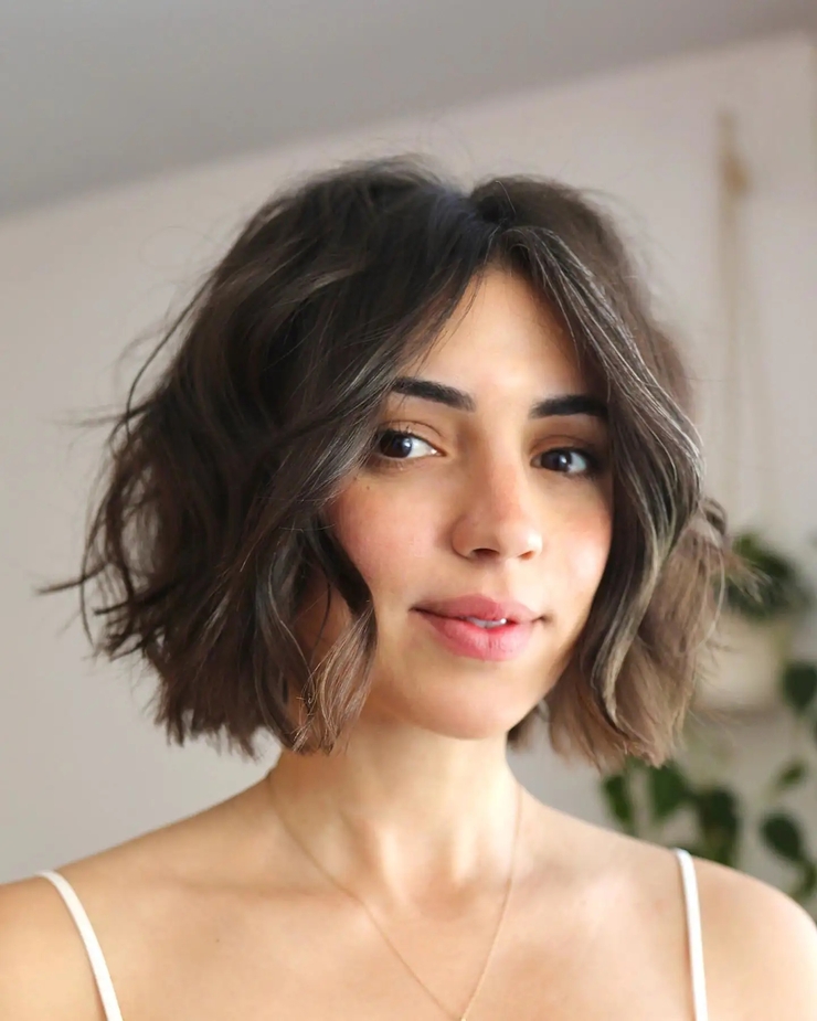 Mechas efectivas para integrar canas en cabello oscuro con estilo y luminosidad