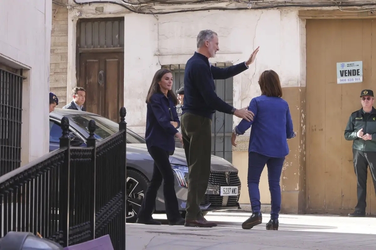 Felipe y Letizia muestran empatía y apoyo en su visita a Valencia tras la DANA