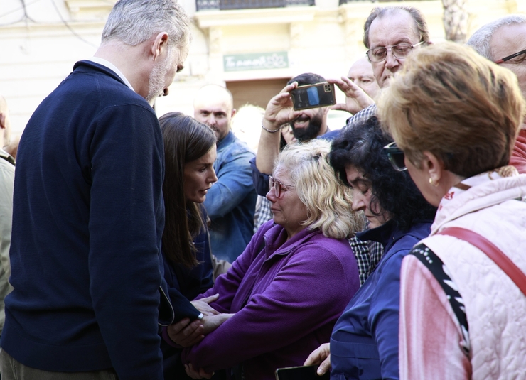 Los reyes Felipe y Letizia brindan apoyo a afectados por inundaciones en Valencia