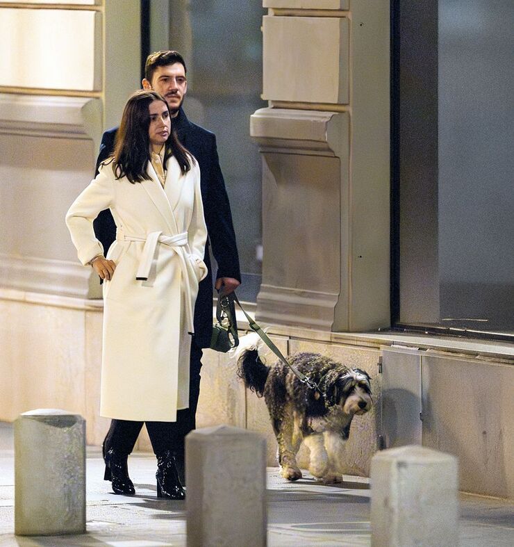 Ana de Armas deslumbra en Madrid con abrigo largo y elegante para su cita con Manuel Anido