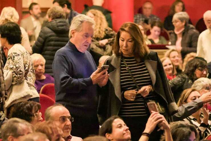 Víctor Manuel deslumbra en el Teatro Real junto a su hijo músico y con Ana Belén entre los asistentes