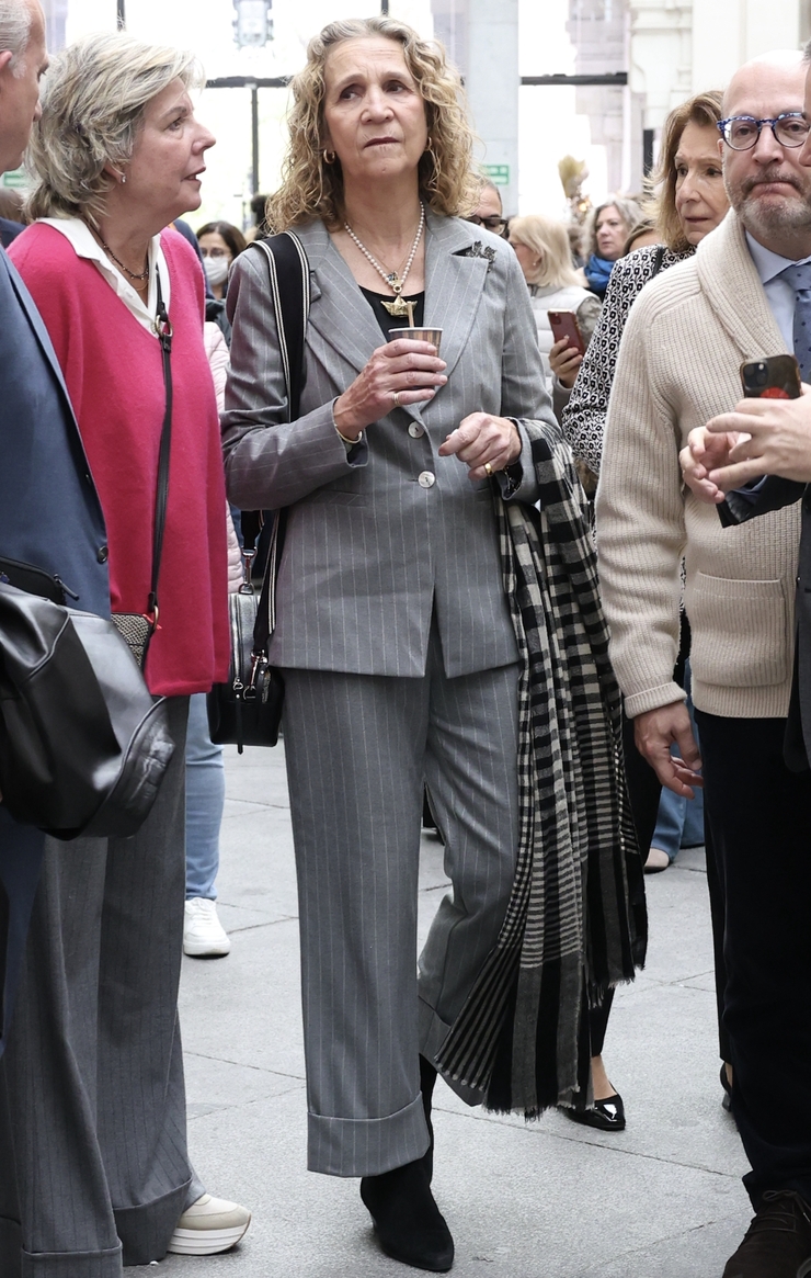 La infanta Elena deslumbra en la inauguración del Rastrillo Nuevo Futuro con elegante traje de raya