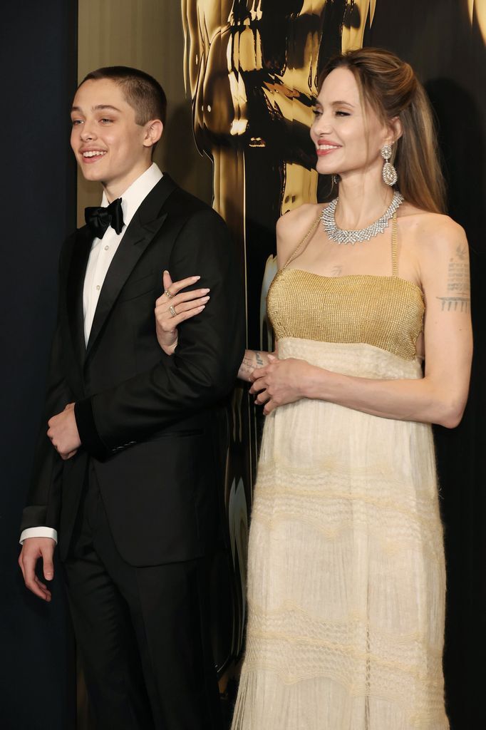 Knox Jolie-Pitt sorprende en los Governors Awards junto a su madre Angelina Jolie con un estilo elegante