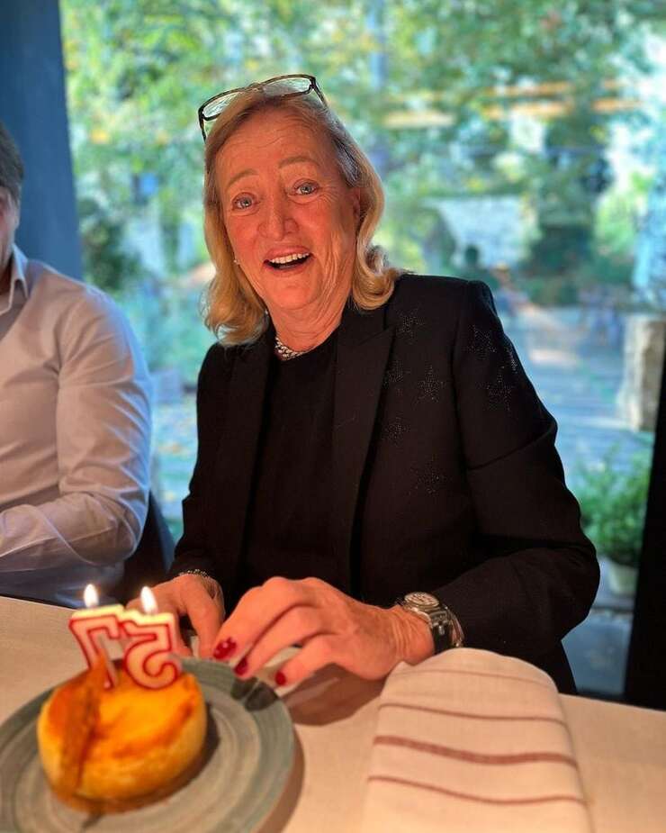 Celebración emotiva del 75 cumpleaños de Marianne Sandberg con la familia Prat en Valencia