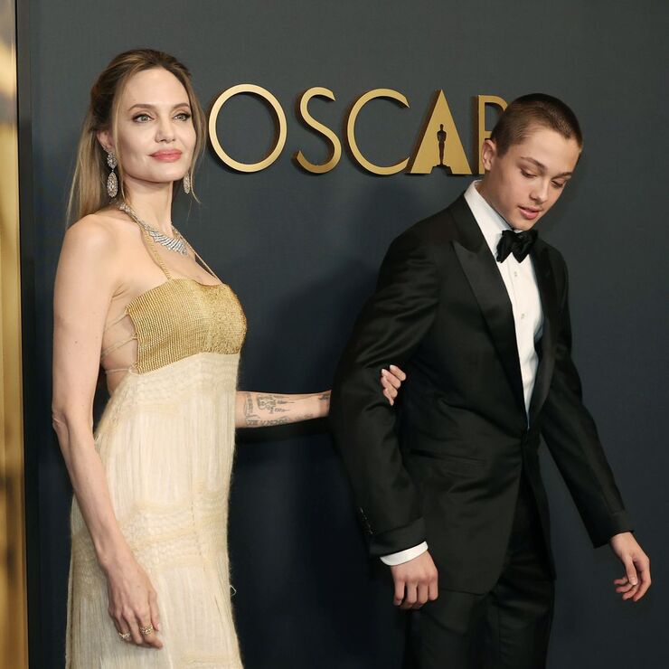 Knox Jolie-Pitt sorprende en los Governors Awards junto a su madre Angelina Jolie con un estilo elegante