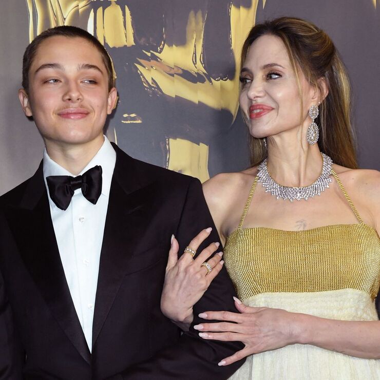 Knox Jolie-Pitt sorprende en los Governors Awards junto a su madre Angelina Jolie con un estilo elegante