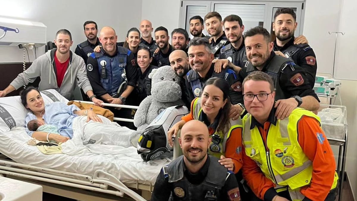 Encuentro conmovedor entre sanitarios y madre que dio a luz durante la DANA en Valencia