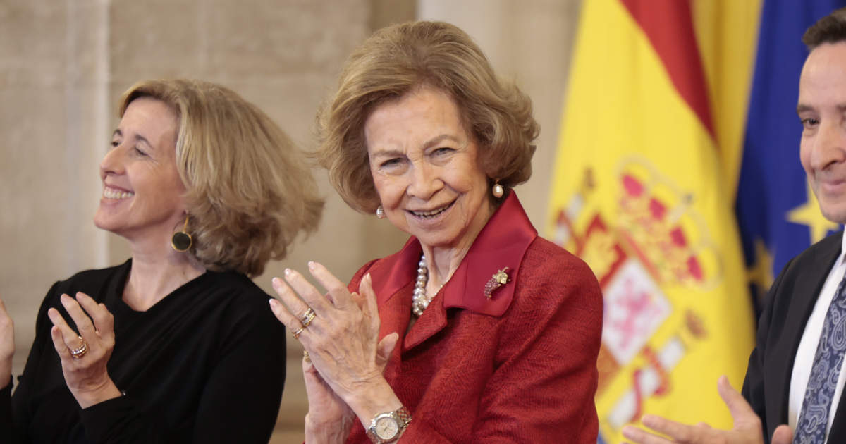 La reina Sofía destaca esta semana en la agenda real, luciendo un elegante traje...