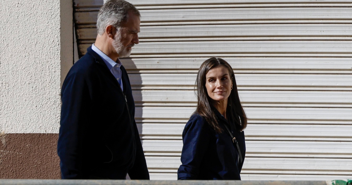 El rey Felipe VI y la reina Letizia realizaron una visita a localidades afectadas...