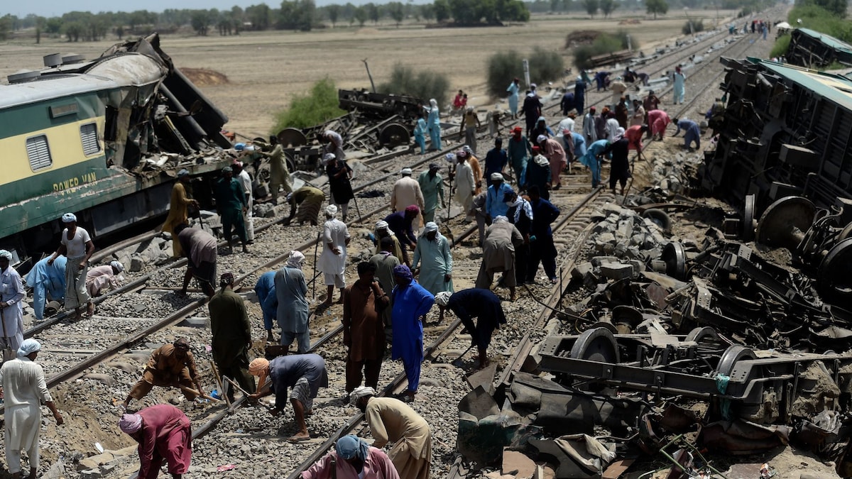 Tragedia en boda de Pakistán: autobús cae al barranco y deja 27 muertos, solo sobrevive la novia